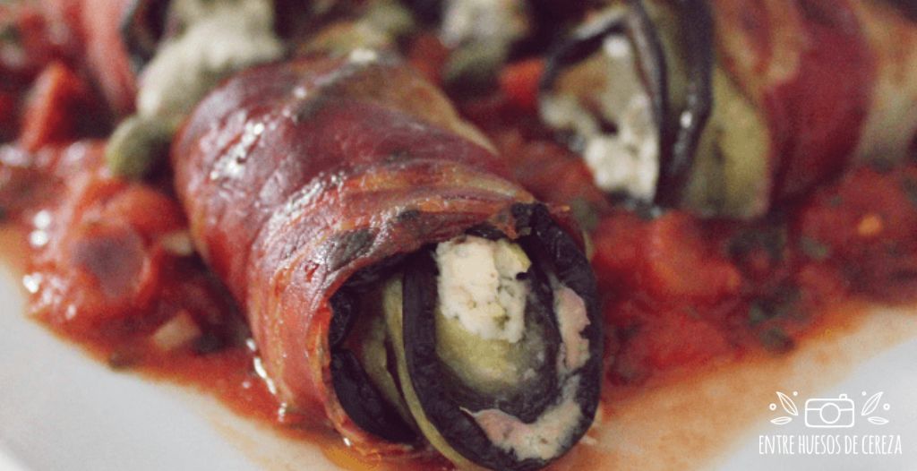 Rollitos de berenjena y queso sobre salsa de tomate