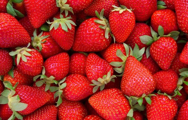 Hula hoop. Fresas, piña y plátano